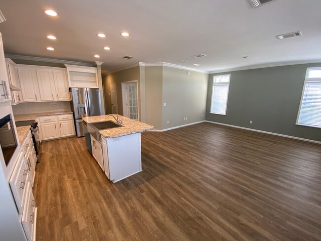 Building Photo - 5307 Camelot Dr E