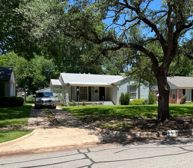 Building Photo - 2410 Clarinda Ave