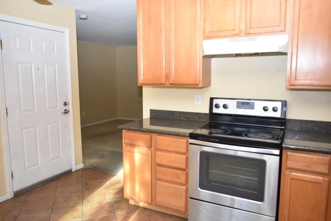 Building Photo - 2 Bedroom Townhouse