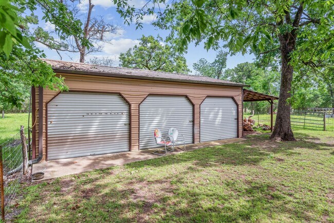 Building Photo - Extensively renovated 4bed,2bath farmhouse on 17 acres!!