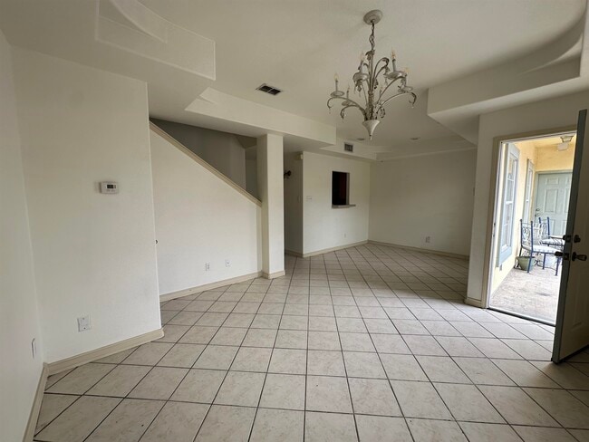 Building Photo - 1000 Ranchway Dr