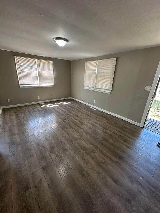 Building Photo - 3bedrooms 1 full bathroom.
