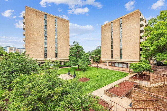 Building Photo - Chic Two-Level Condo in Prime SW Waterfront Location