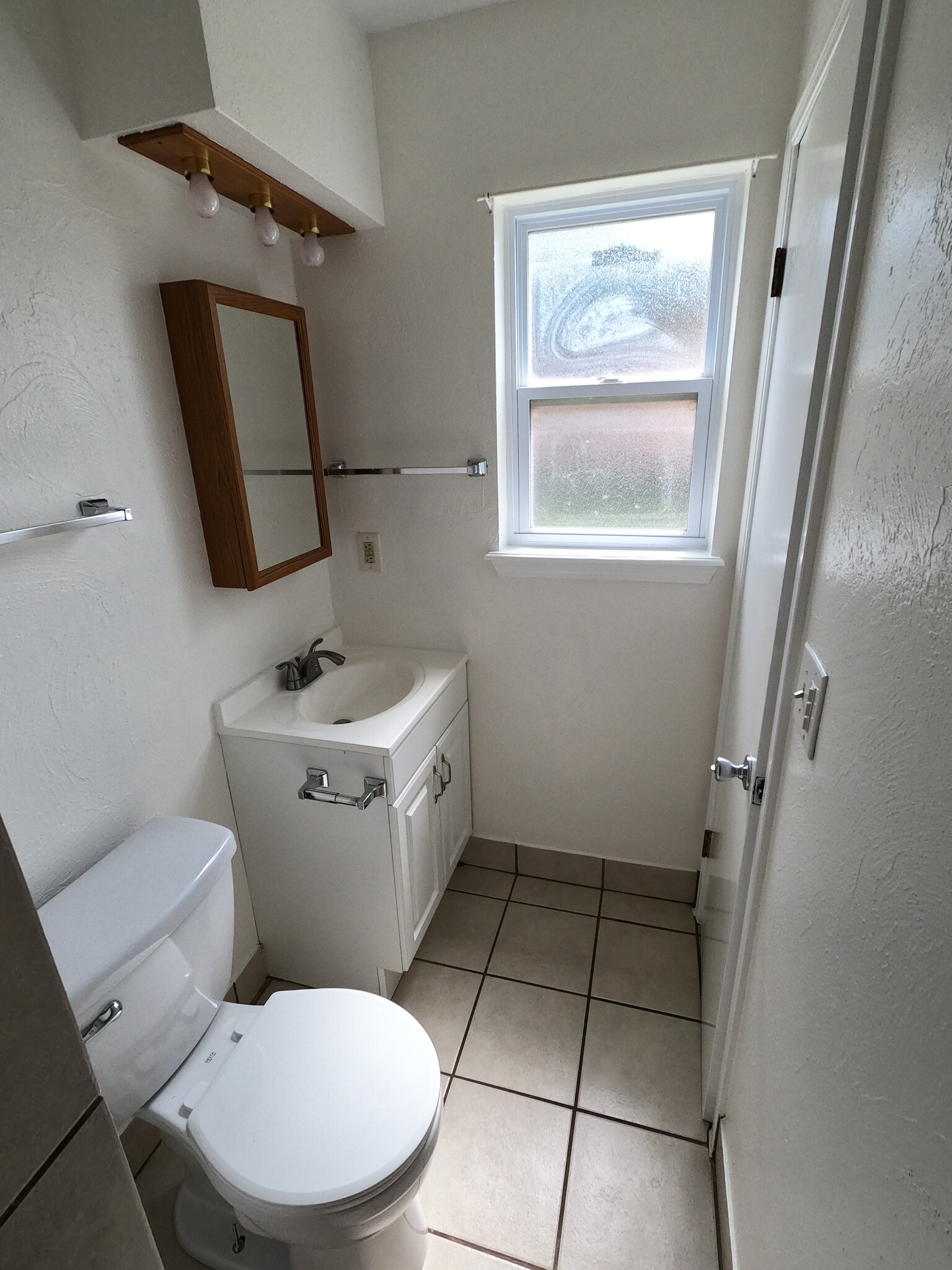 Master bedroom ensuite bathroom - 415 W Guthrie St