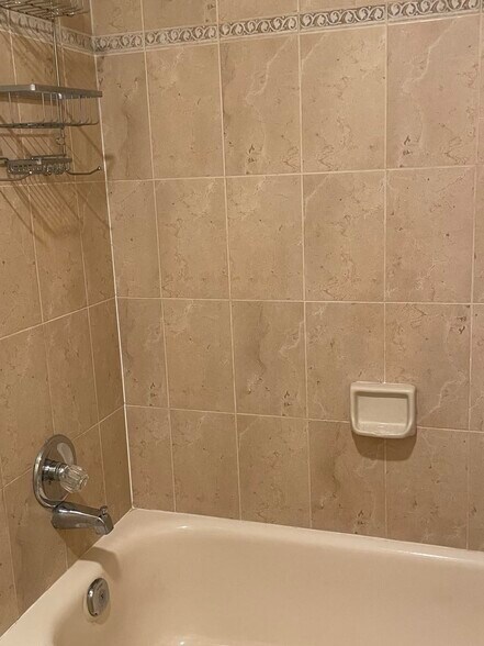 Tub/ shower - 441 N Harbor City Blvd