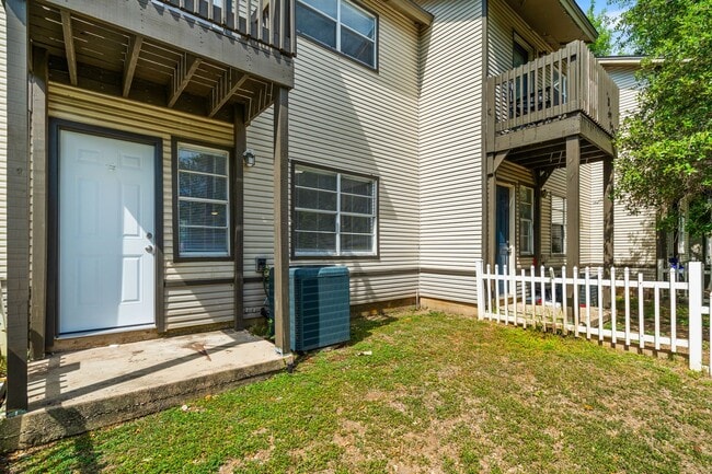 Building Photo - River Crossing Townhome - 2Bd-2.5BA - Redone to the Nines -  W/D - Resort Pool