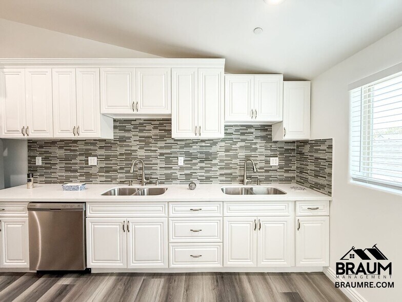 Building Photo - 1109 La Peer Dr