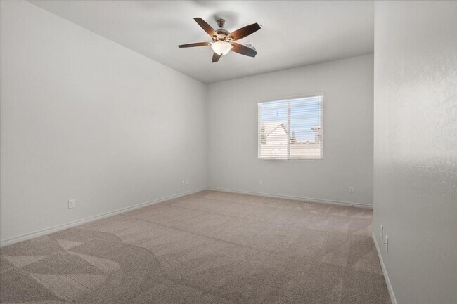 Building Photo - Fabulous Home with NexGen Sutie!