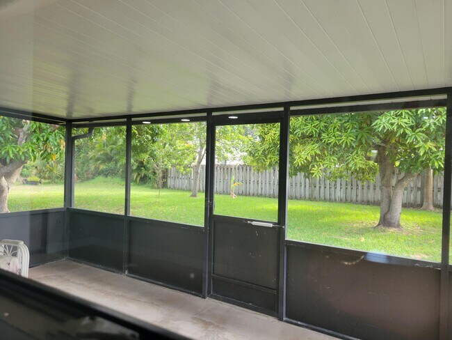 Building Photo - 2050 SE Camilo St