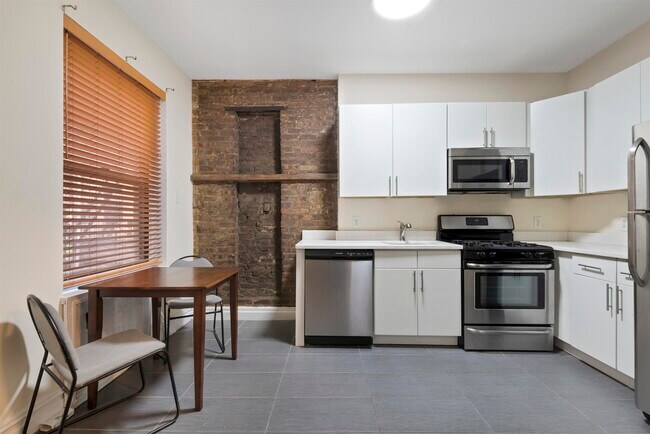 Building Photo - 131 Kensington Ave