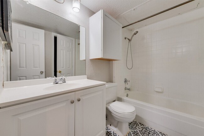 Building Photo - 2307 Balsam Dr