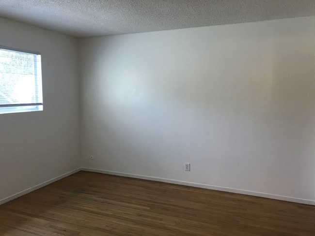 Building Photo - 1059 La Mesa Dr