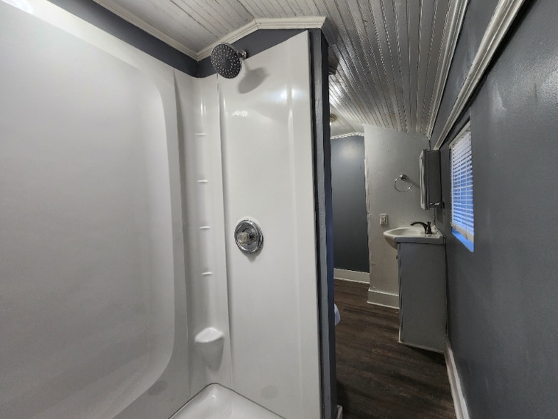 Building Photo - 237 Poole St