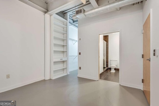 Building Photo - 400 Village Pkwy