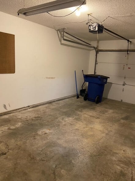 Building Photo - 504 NE Brookwood Cir