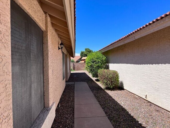 Building Photo - MOVE IN SPECIALS!! Lovely 3BD-2BA Gilbert ...