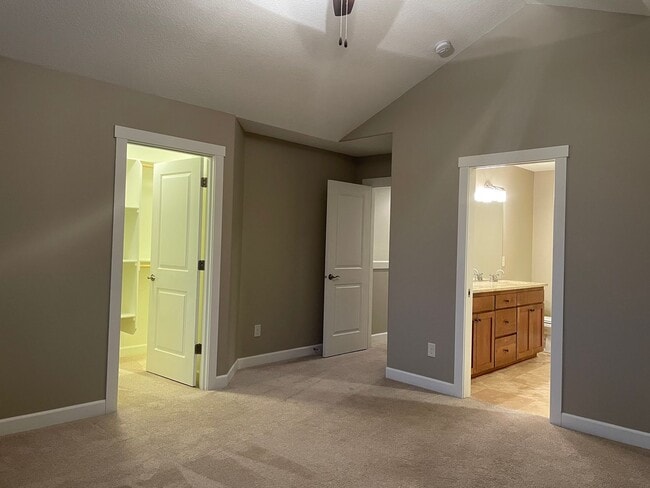 Building Photo - BEAUTIFUL LUXURY Style Townhouse with a go...
