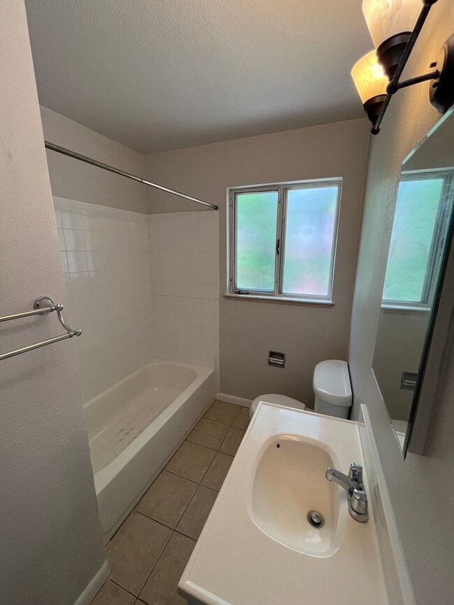 Building Photo - 2-Bed 1-Bath Duplex In Denver's University...