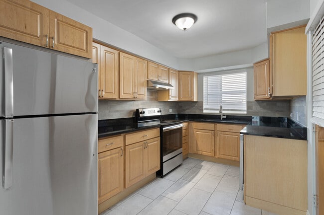 Building Photo - 7638 N Eastlake Terrace