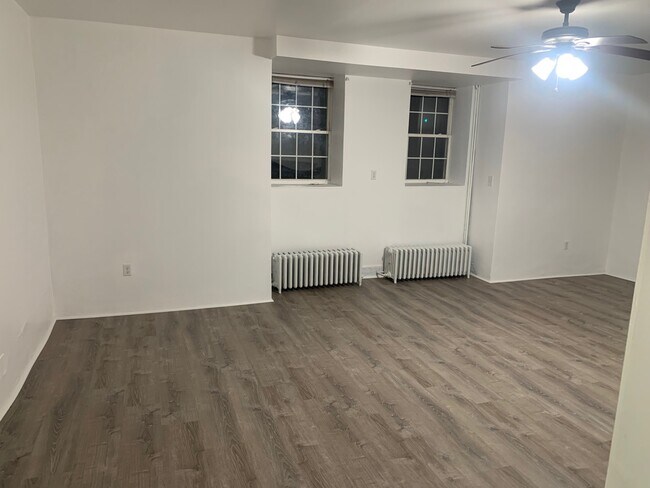 Building Photo - 2 Hollowbrook Plz