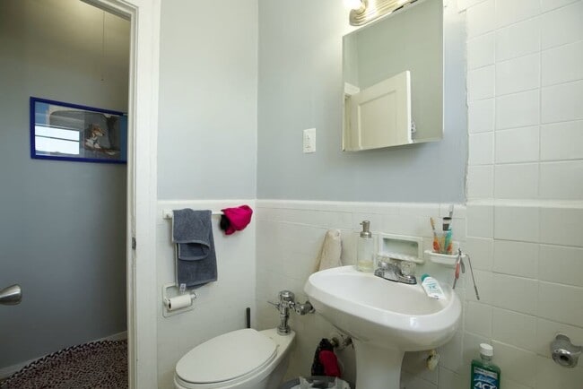 Building Photo - 6930 N Greenview Ave