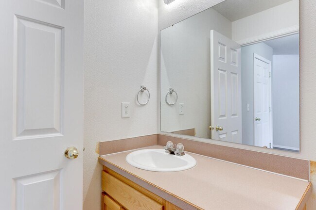 Building Photo - Spacious 3 Bed, 2.5 Bath Home with Garage ...