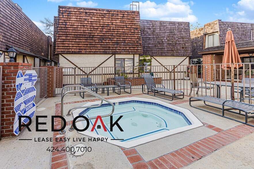 Building Photo - 15050 Moorpark St