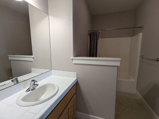 Building Photo - Gorgeous single-level 2x2 with an office\t...