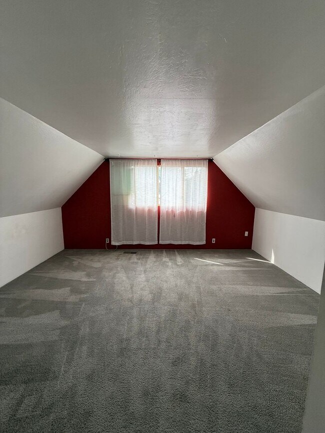 Building Photo - 433 Oleander Way