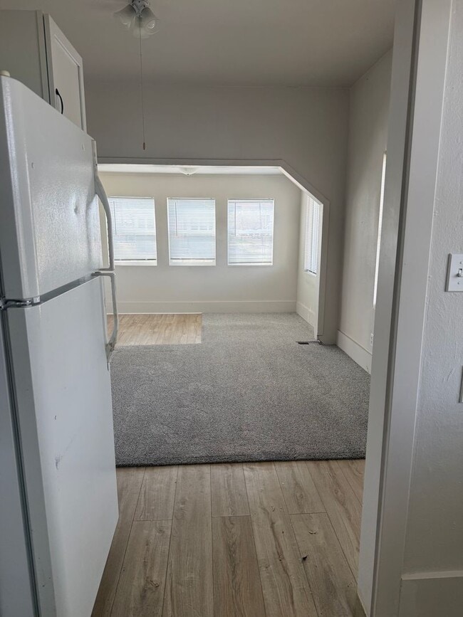 Building Photo - Updated 2 bed 1 bath