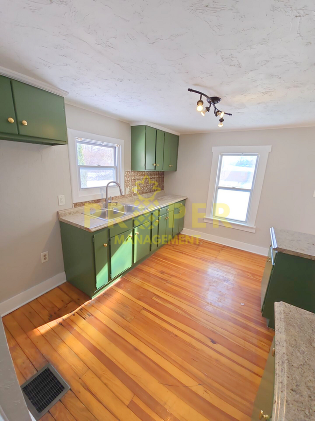 Building Photo - Charming 2 bed Cape Cod with central air a...