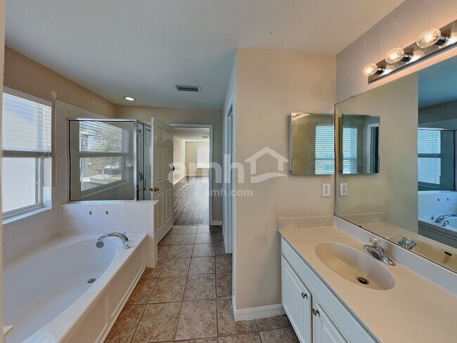 Building Photo - 11114 Creek Haven Dr