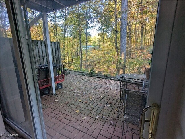 Building Photo - 14 E Carriage Dr