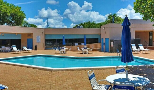 Building Photo - 9070 Lime Bay Blvd