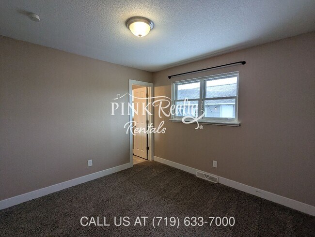 Building Photo - 2545 Lelaray St