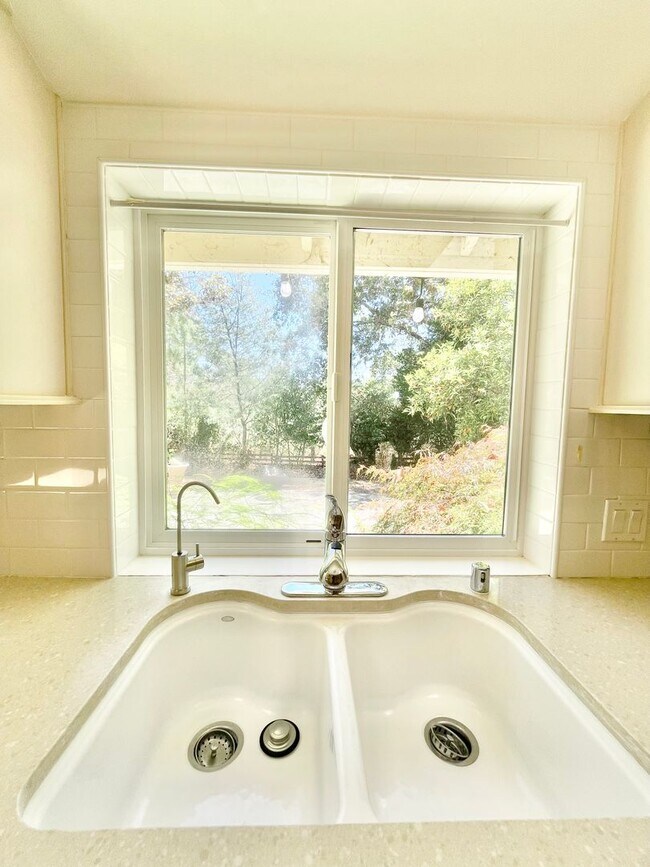 Building Photo - $3,900/month – Rare Country Feel on an Expansive Lot in One of Santa Rosa's Desirable Neighborhoods!