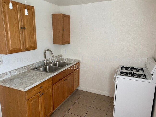Building Photo - Cute & Cozy 1 Bedroom House on Large Lot (...