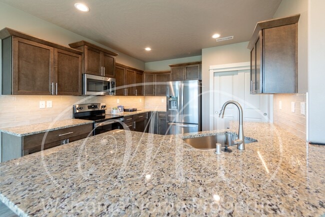 Building Photo - Brand NEW Home!  Overlooking the Golf Course!