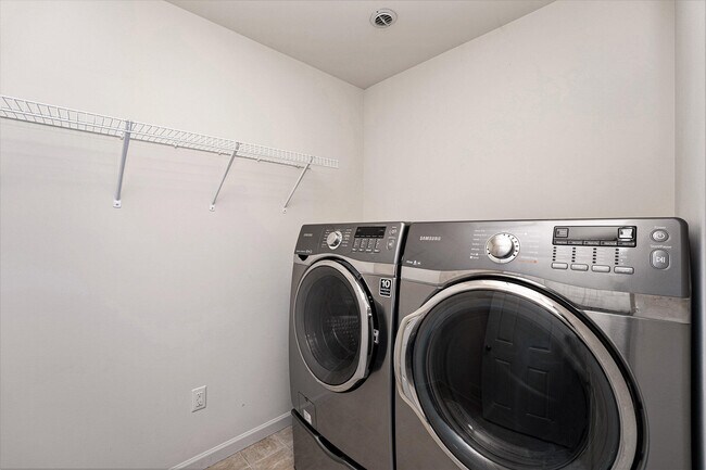 Building Photo - 27106 Ladbroke St