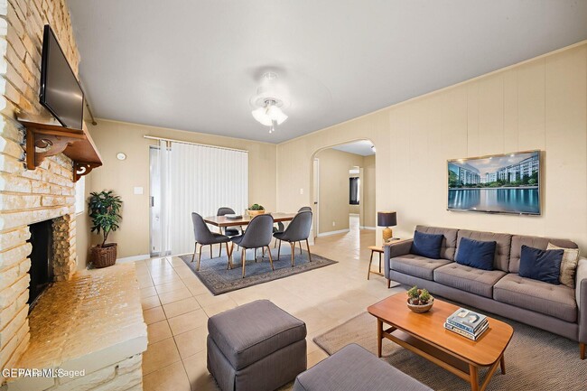 Building Photo - 5656 Kensington Cir