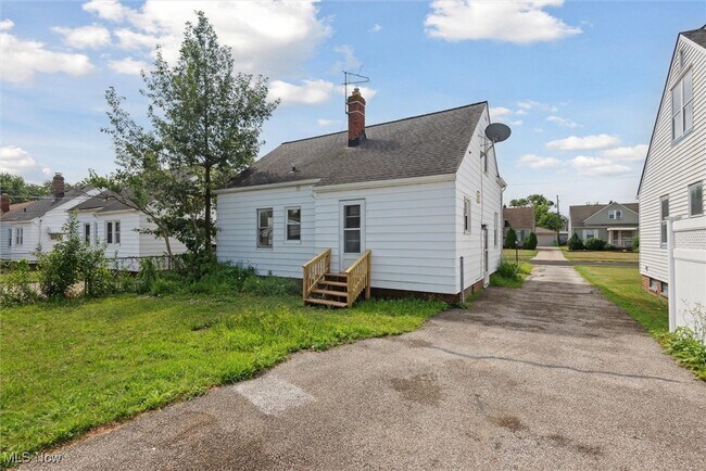 Building Photo - 13849 Shady Oak Blvd