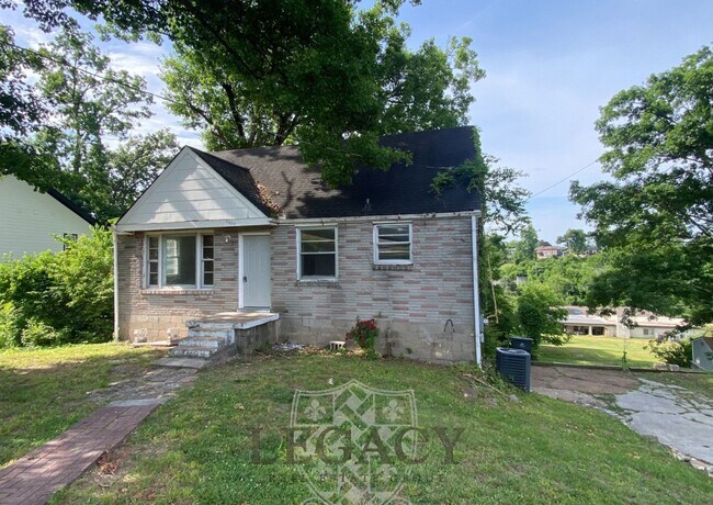 Building Photo - 2229 Maplecrest Dr