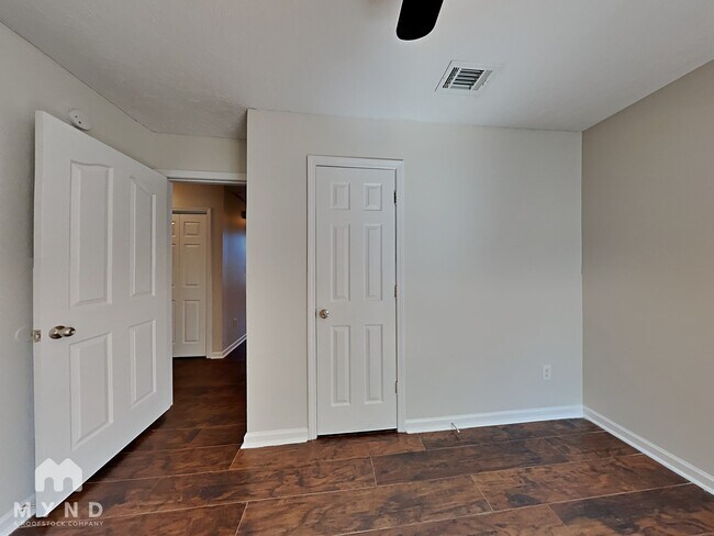 Building Photo - 207 Lake Forest Dr