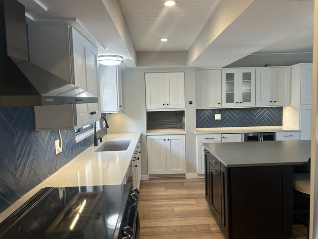 Building Photo - 240 Windward Passage