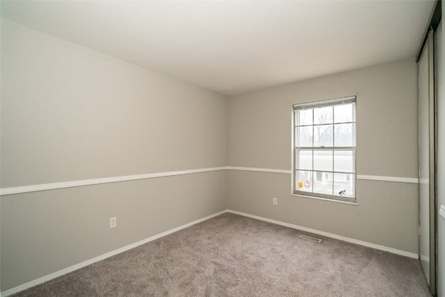 Building Photo - 335 Parma Dr