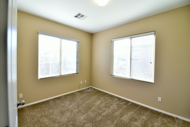 Building Photo - Beautiful 3 Bedroom Henderson Home!