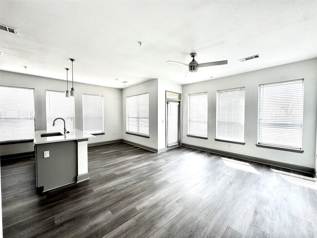 Building Photo - 3333 Weslayan St