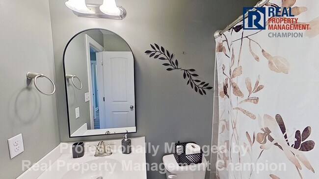 Building Photo - Gorgeous 4 BD/3.5 BA Executive Home w/Spacious Fenced Yard