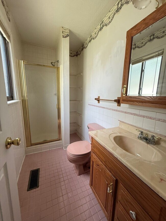 Building Photo - Spacious three bedroom one bath located on the southside.