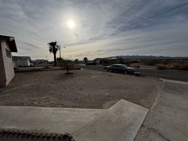 Building Photo - Charming and spacious Needles HOME